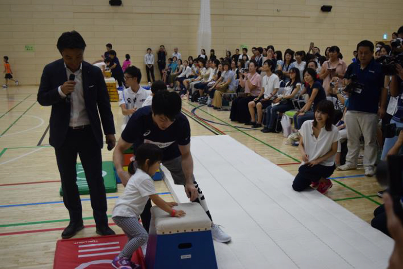 「内村航平選手によるほんもの体験イベント」、「横峯理事長による子育て相談会」2